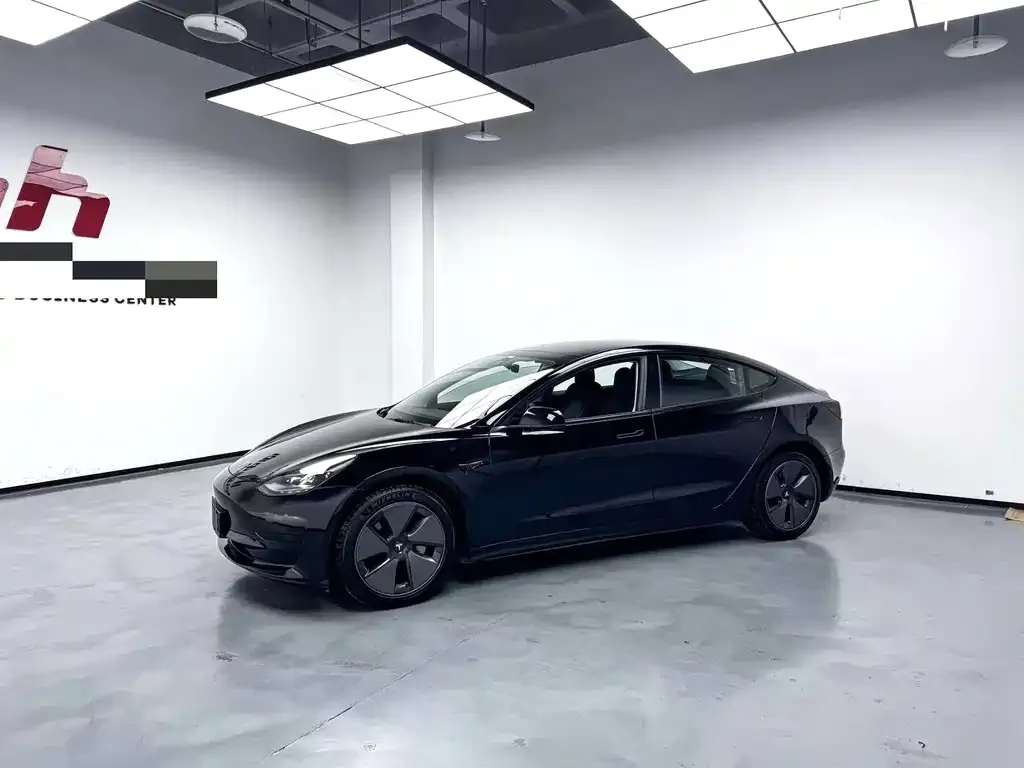 Tesla Model 3 — фото 1