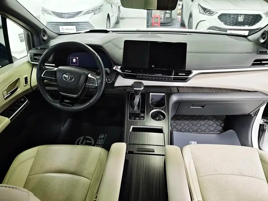 Toyota Sienna — фото 10