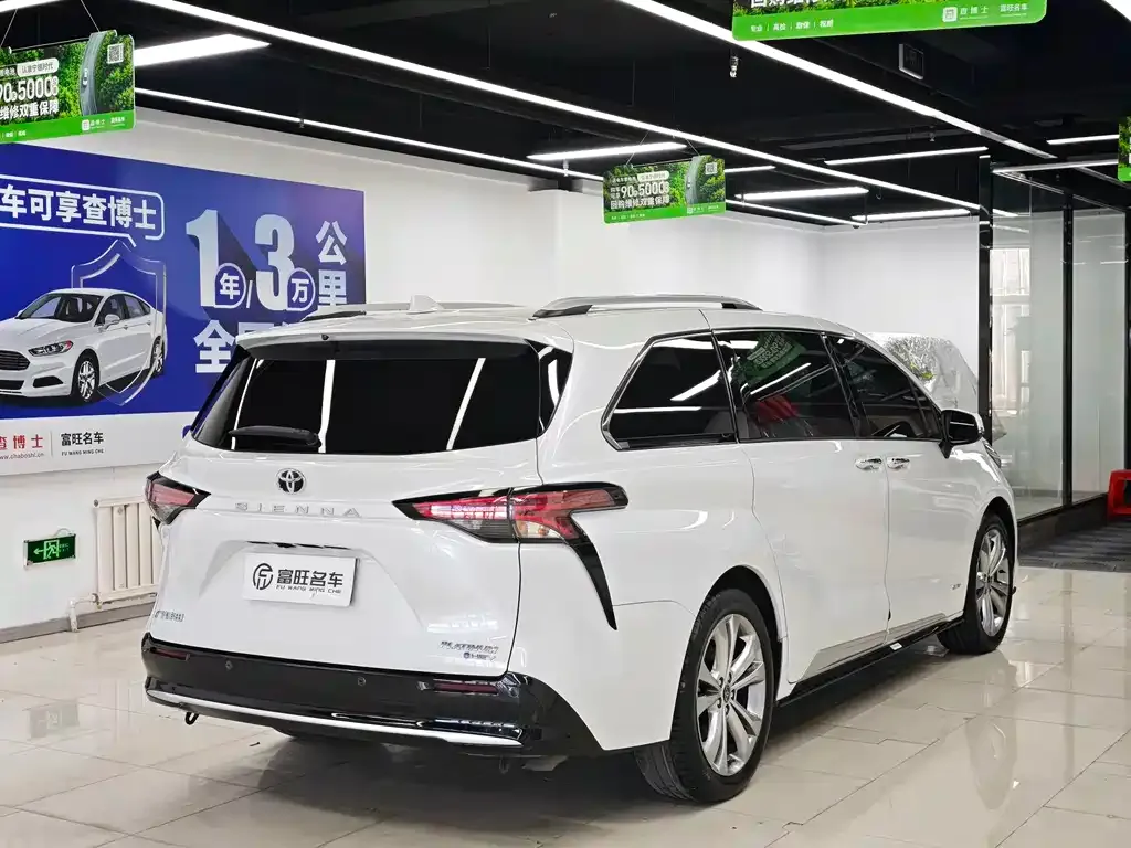 Toyota Sienna — фото 3
