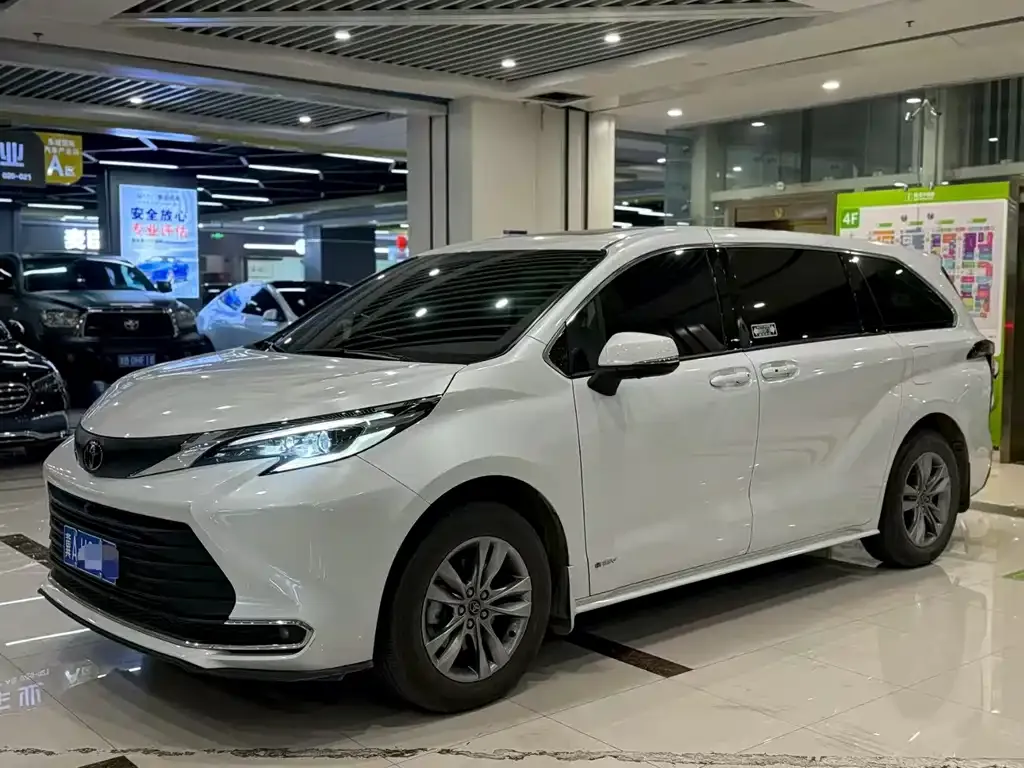 Toyota Sienna — фото 1