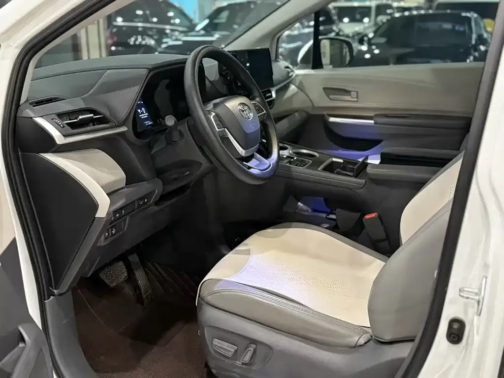 Toyota Sienna — фото 7