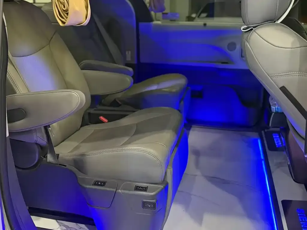 Toyota Sienna — фото 3