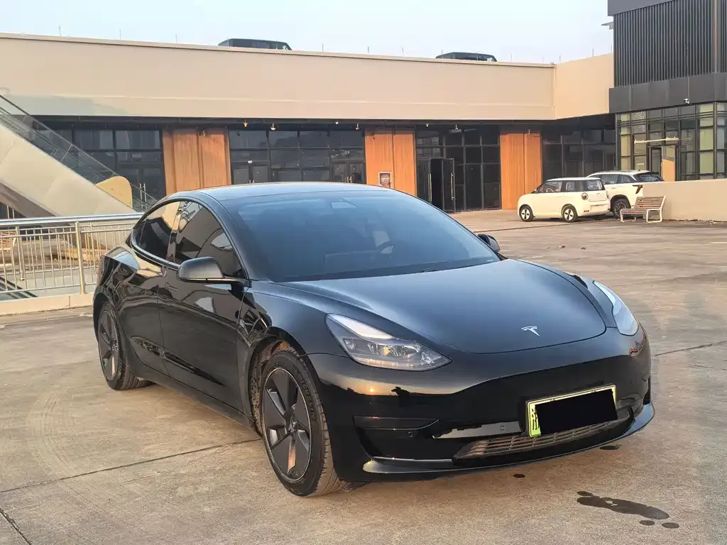 Tesla Model 3 — фото 1