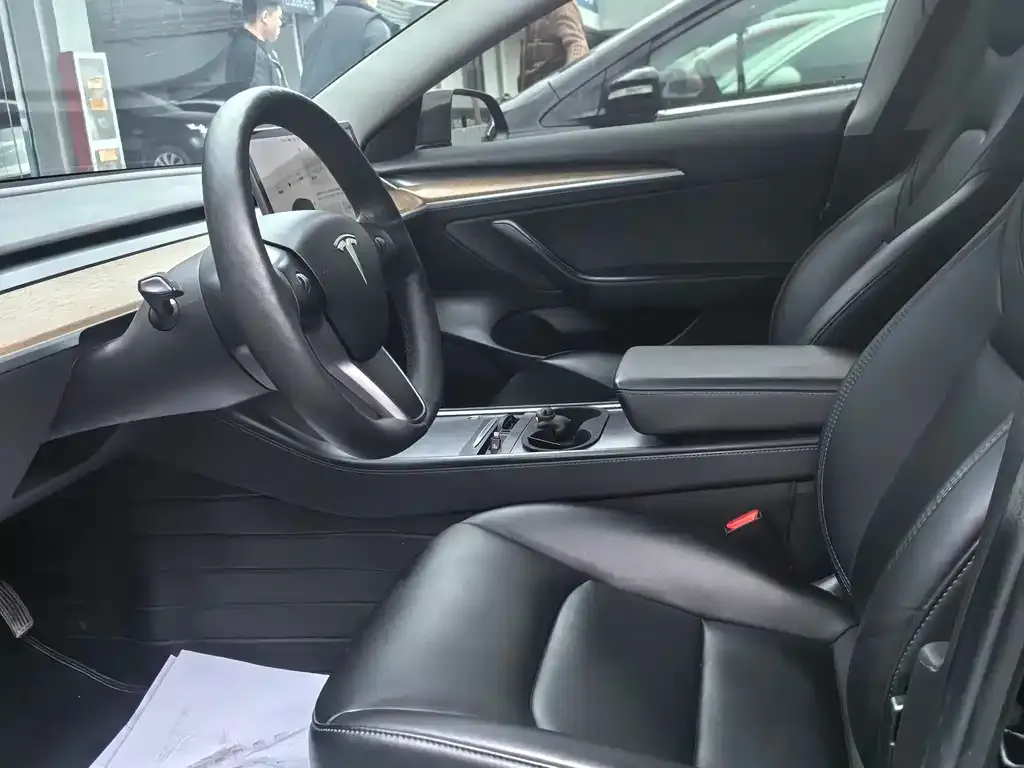 Tesla Model 3 — фото 4