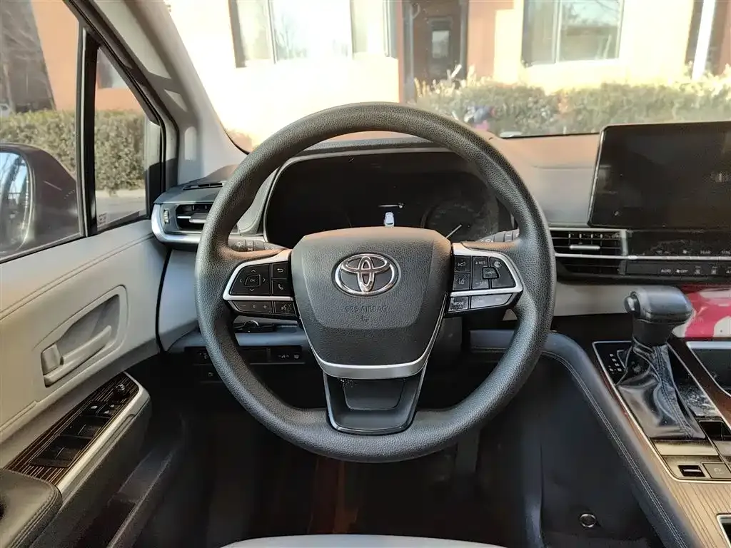 Toyota Granvia — фото 3