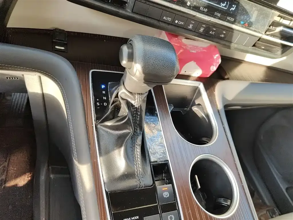 Toyota Granvia — фото 10