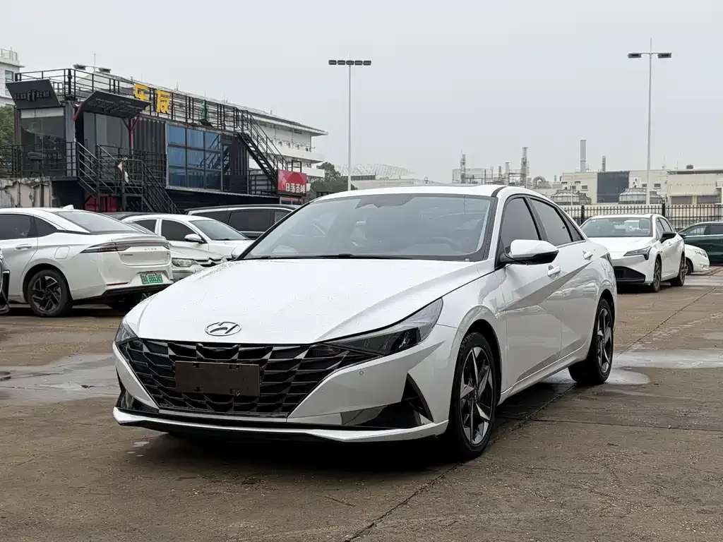 Hyundai Elantra — фото 1