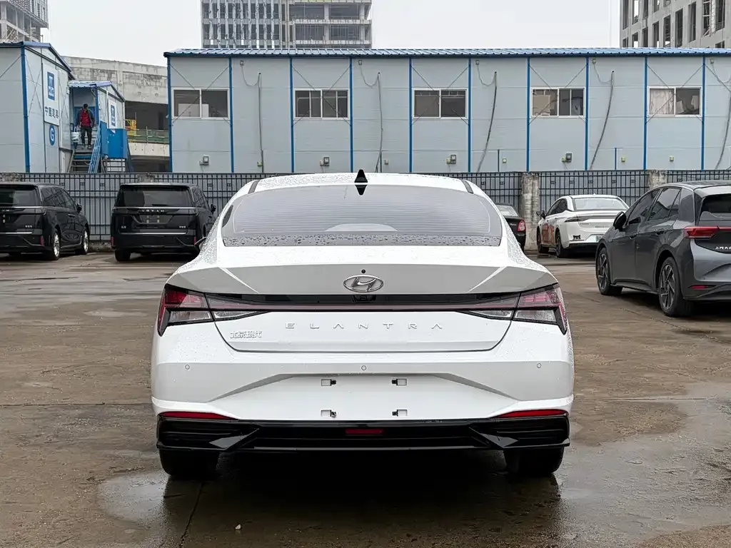 Hyundai Elantra — фото 3