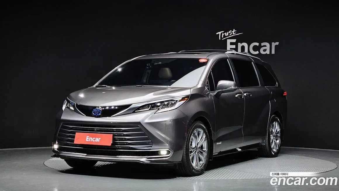 Toyota Sienna — фото 1