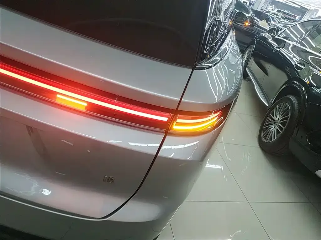 Li Auto i8 — фото 5