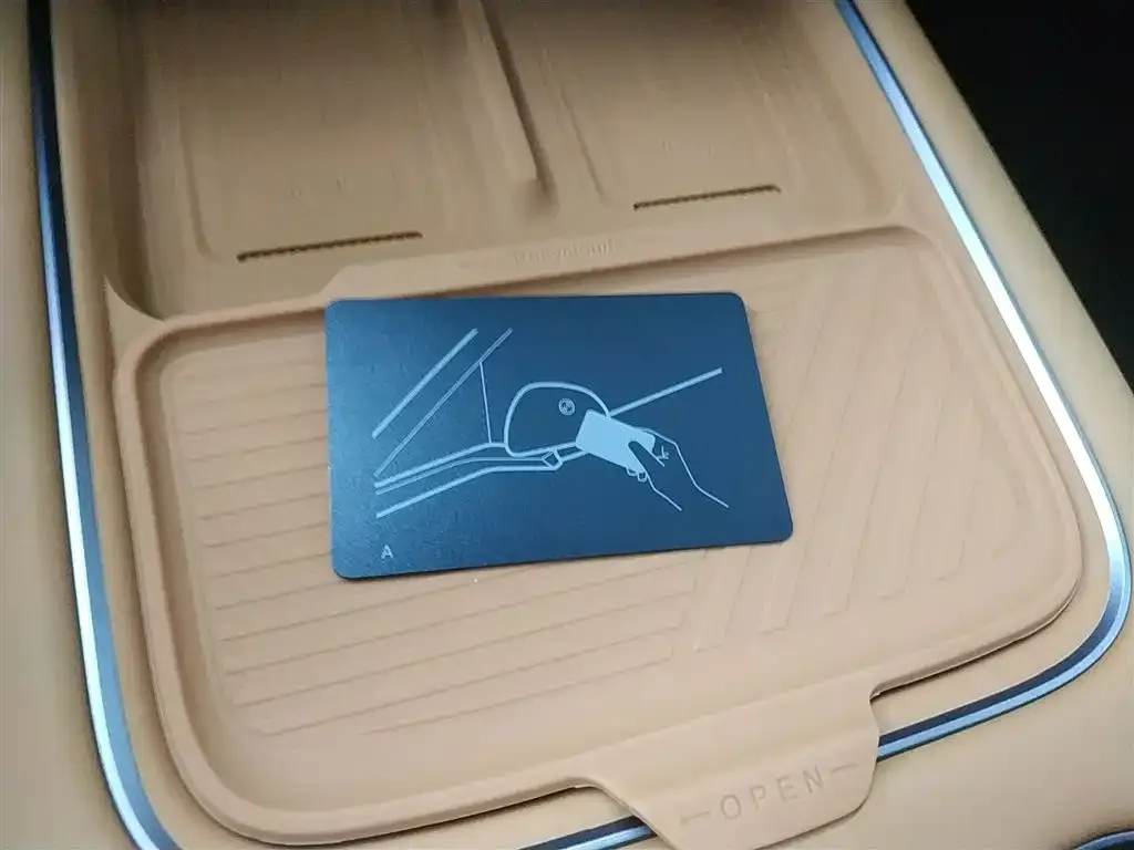 Li Auto i8 — фото 3