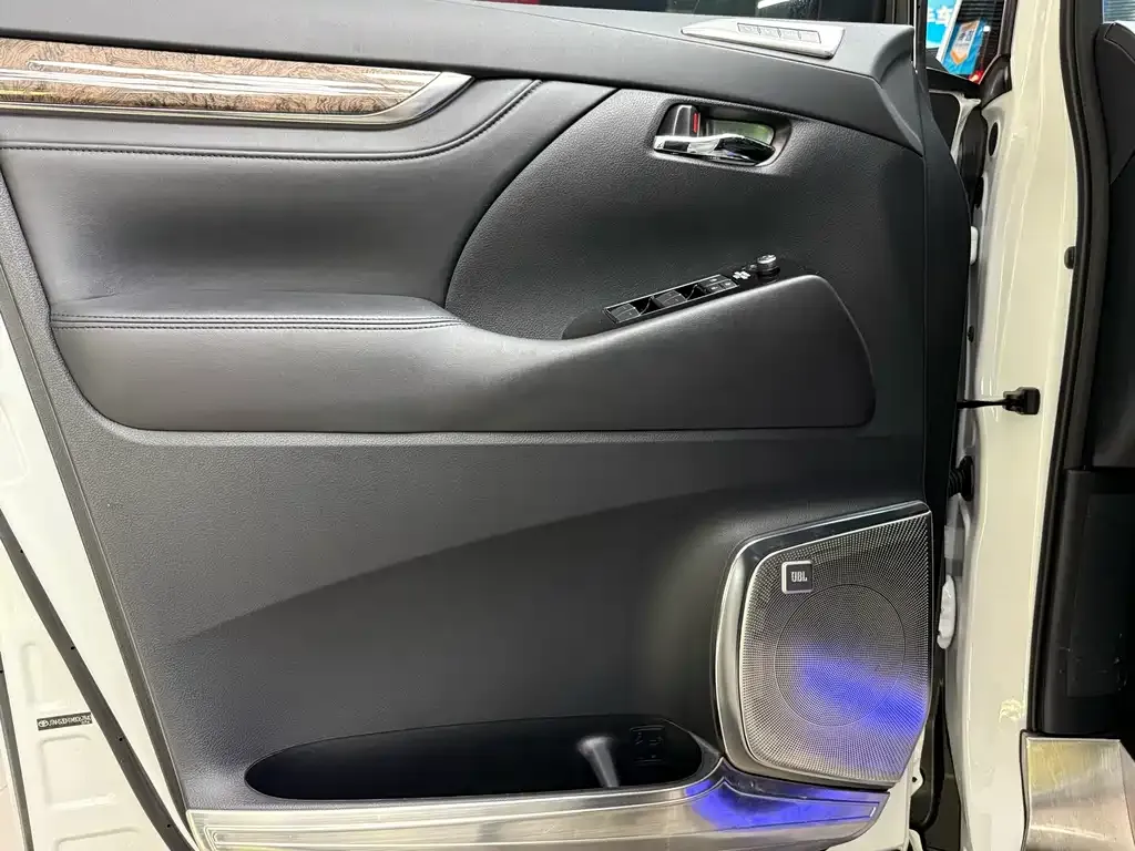 Toyota Alphard — фото 3