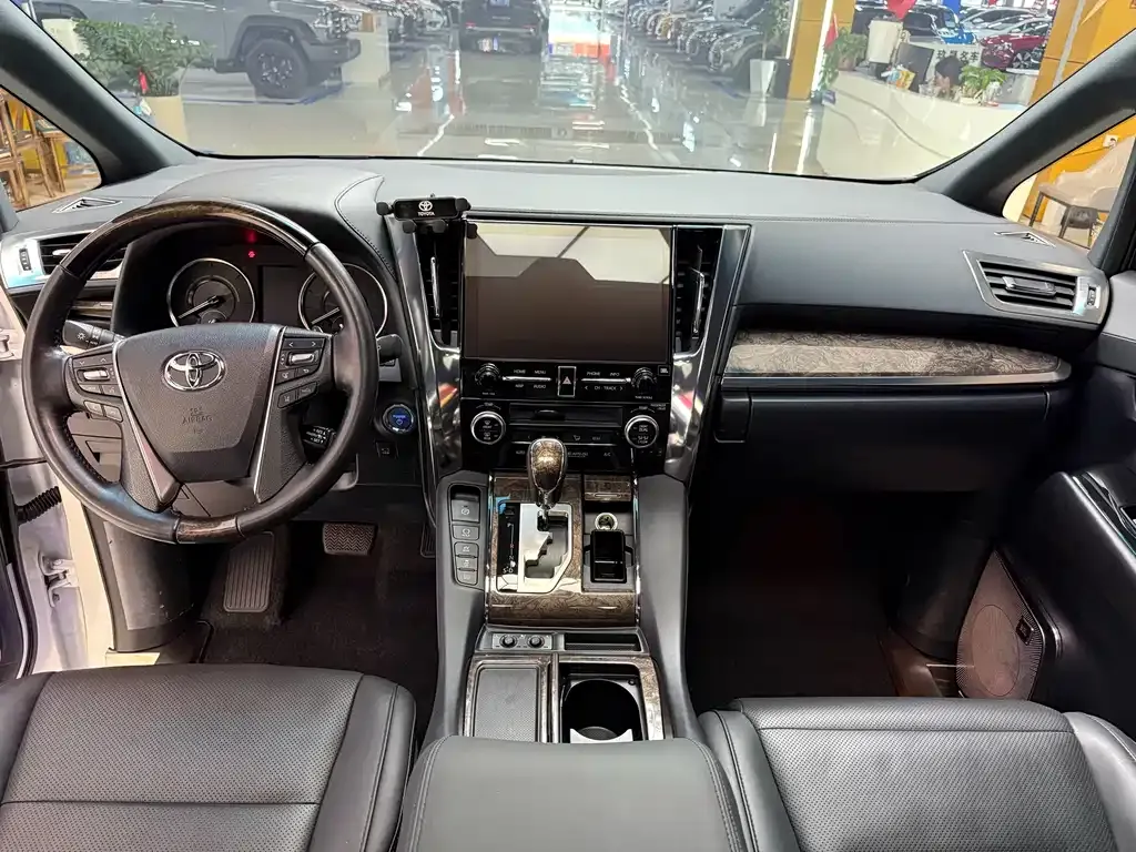 Toyota Alphard — фото 7