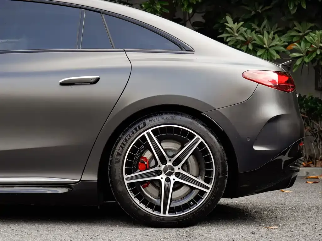 Mercedes-Benz EQE AMG — фото 3