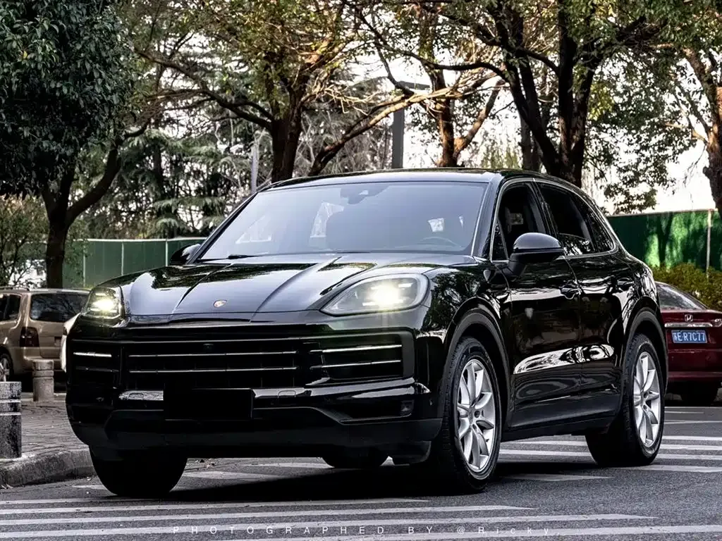 Porsche Cayenne — фото 1