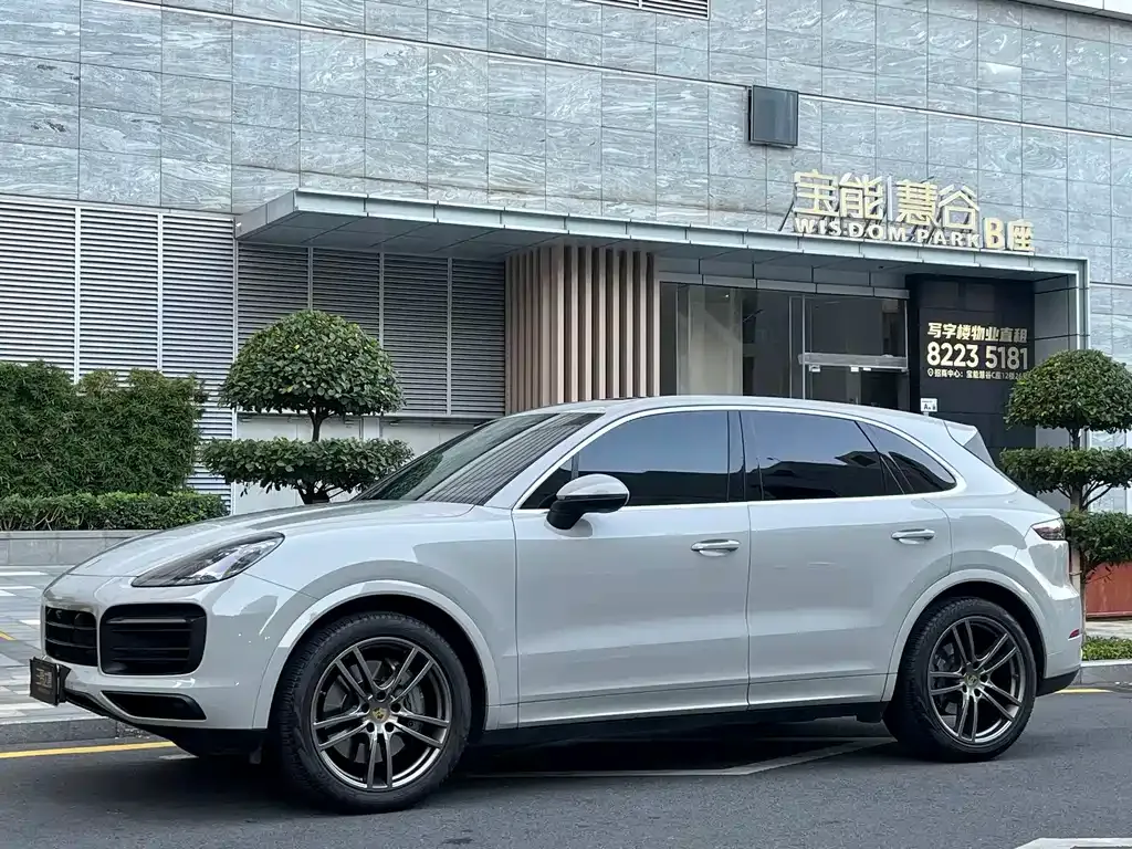 Porsche Cayenne — фото 1