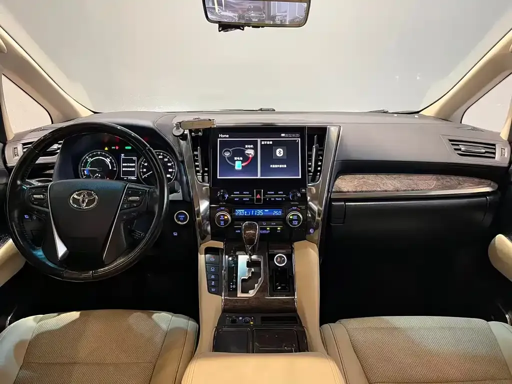 Toyota Alphard — фото 8