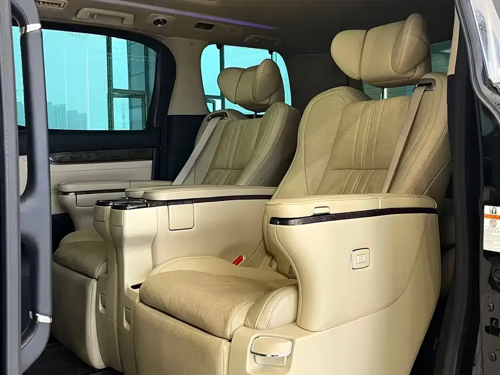 Toyota Alphard — фото 4