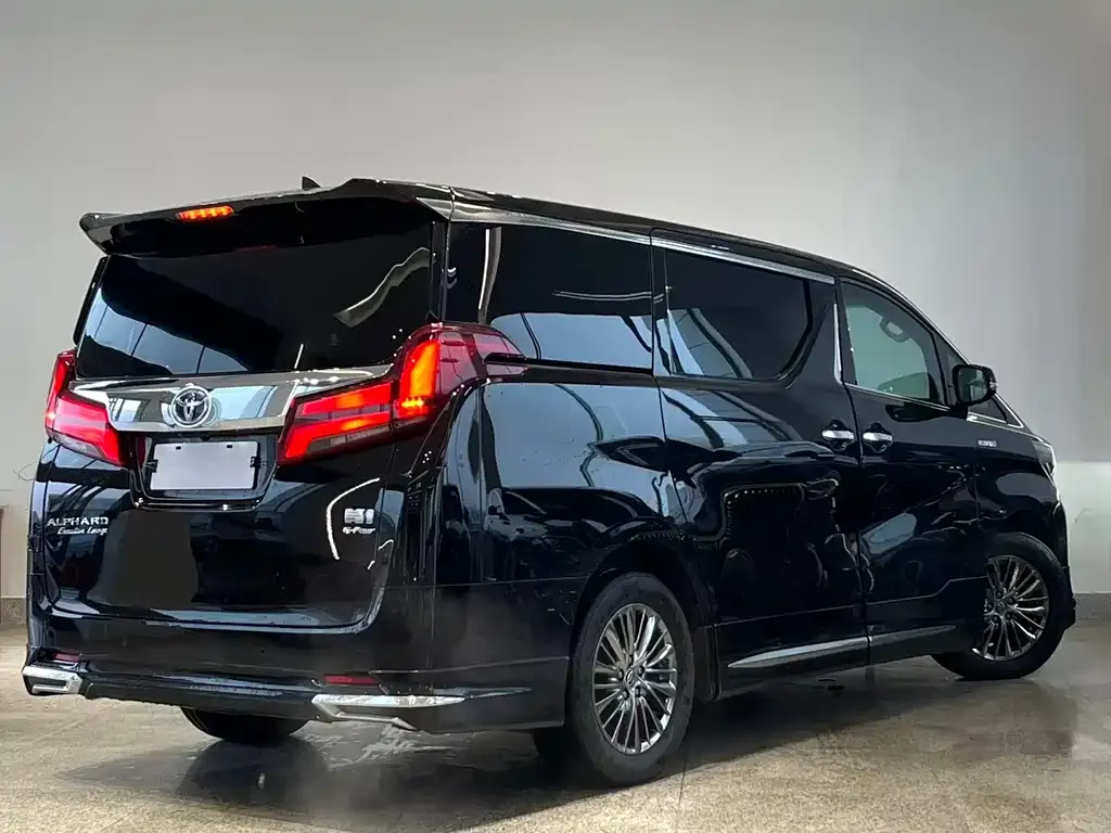 Toyota Alphard — фото 2