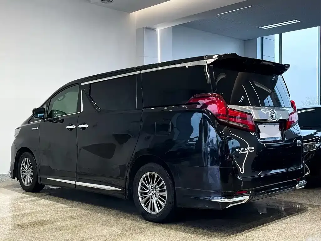 Toyota Alphard — фото 7