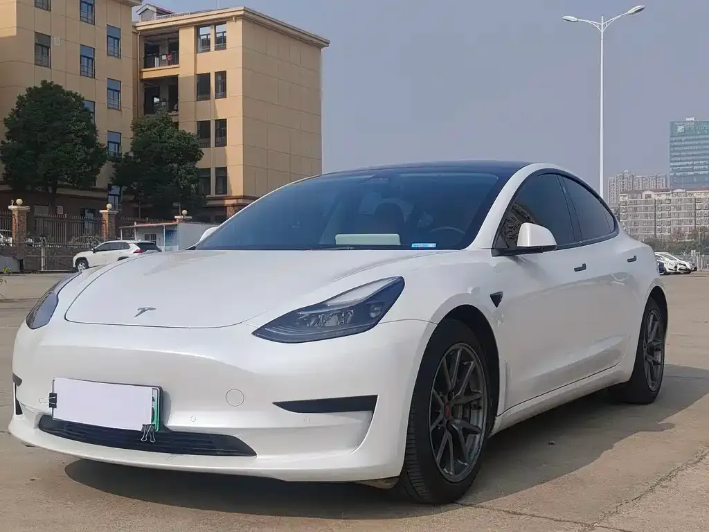 Tesla Model 3 — фото 1