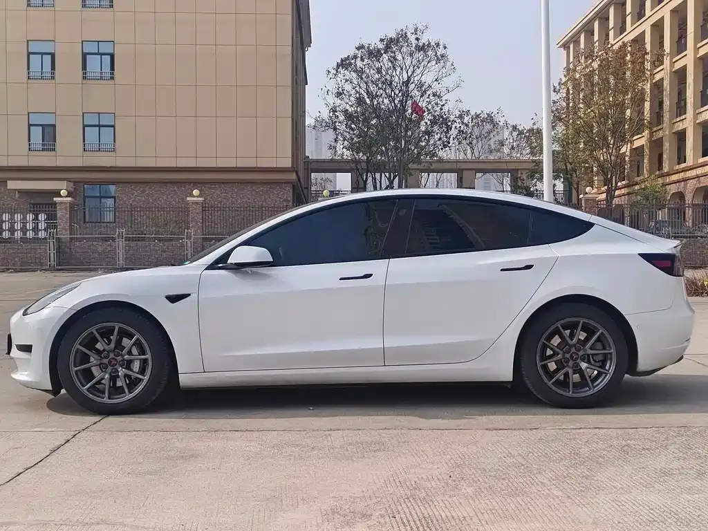 Tesla Model 3 — фото 9