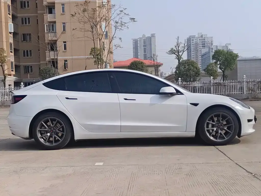 Tesla Model 3 — фото 6