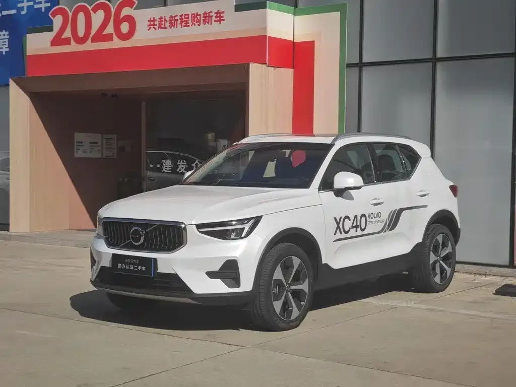 Volvo XC40 — фото 1