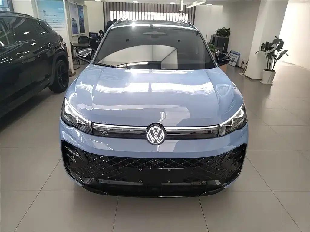 Volkswagen Tiguan L — фото 2