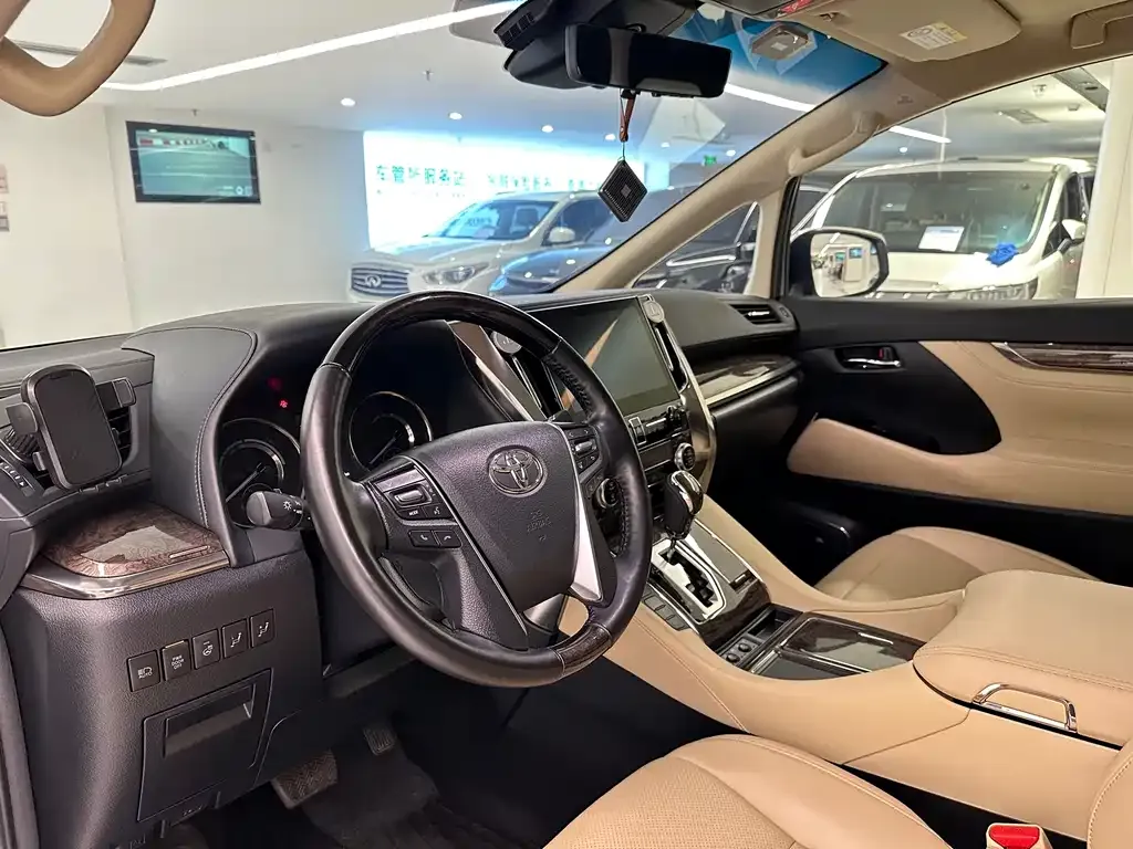 Toyota Vellfire — фото 10