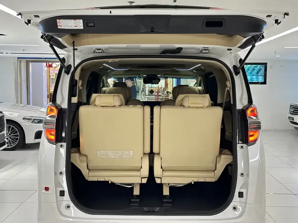 Toyota Vellfire — фото 2