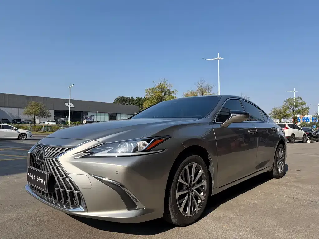 Lexus ES — фото 1