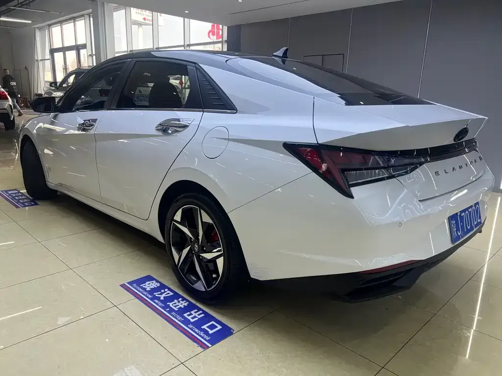 Hyundai Elantra — фото 4