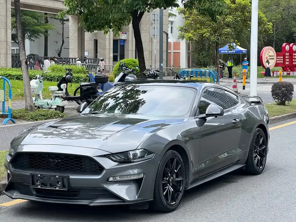 Ford Mustang — фото 1