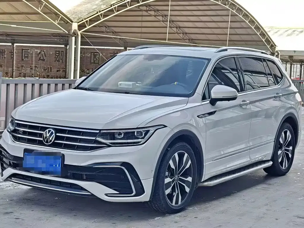 Volkswagen Tiguan L — фото 1