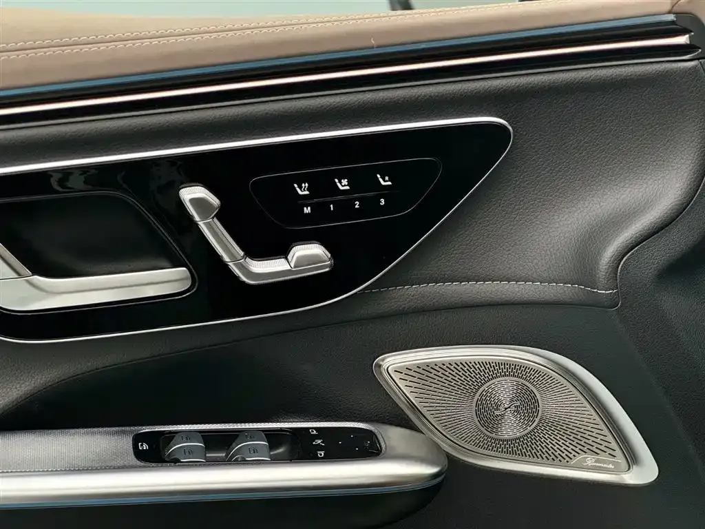 Mercedes-Benz EQE SUV — фото 3
