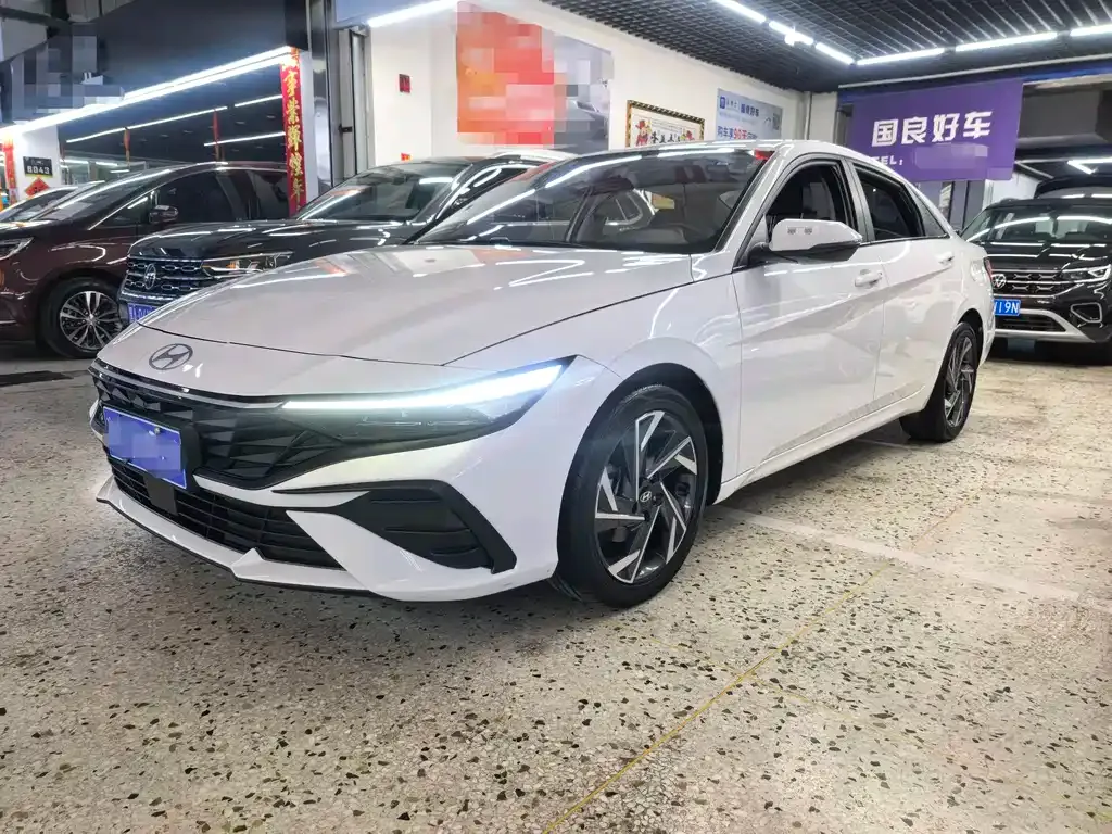 Hyundai Elantra — фото 1