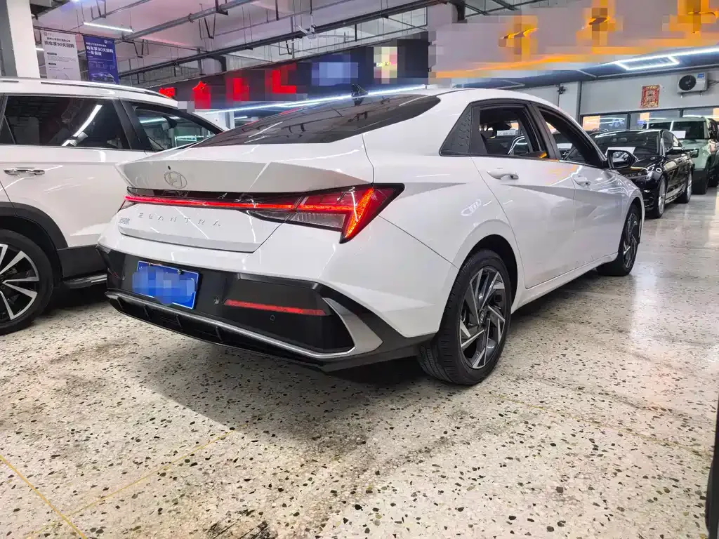 Hyundai Elantra — фото 5