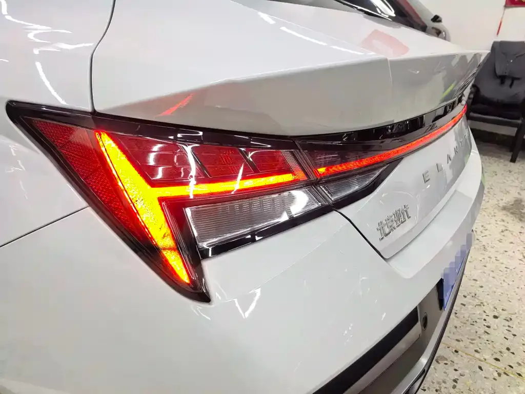Hyundai Elantra — фото 2