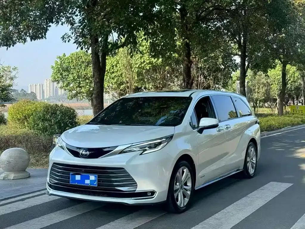 Toyota Sienna — фото 1
