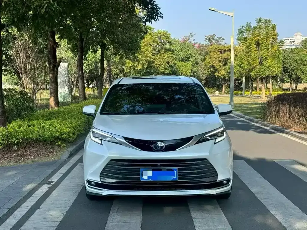 Toyota Sienna — фото 5