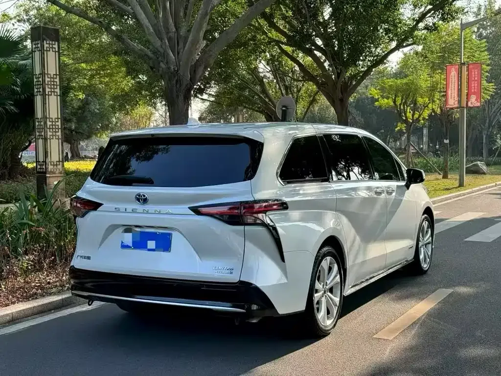 Toyota Sienna — фото 9