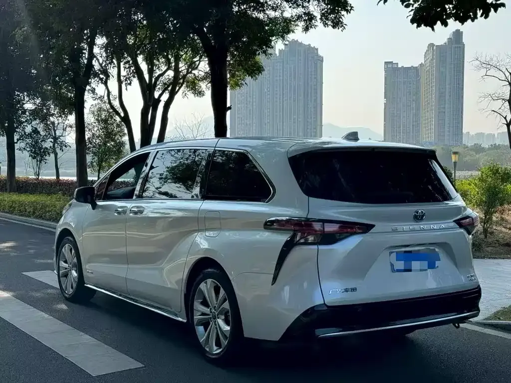 Toyota Sienna — фото 8