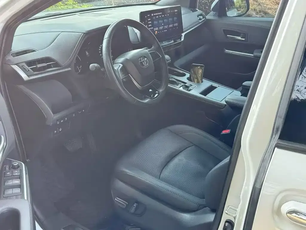 Toyota Sienna — фото 2