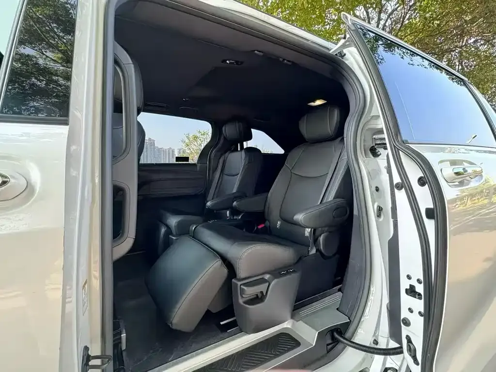 Toyota Sienna — фото 3