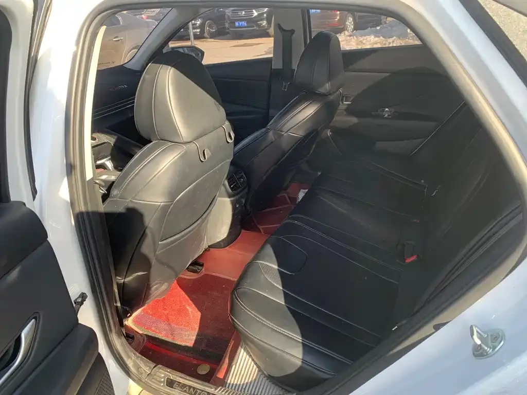 Hyundai Elantra — фото 3