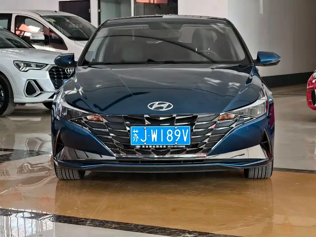 Hyundai Elantra — фото 1