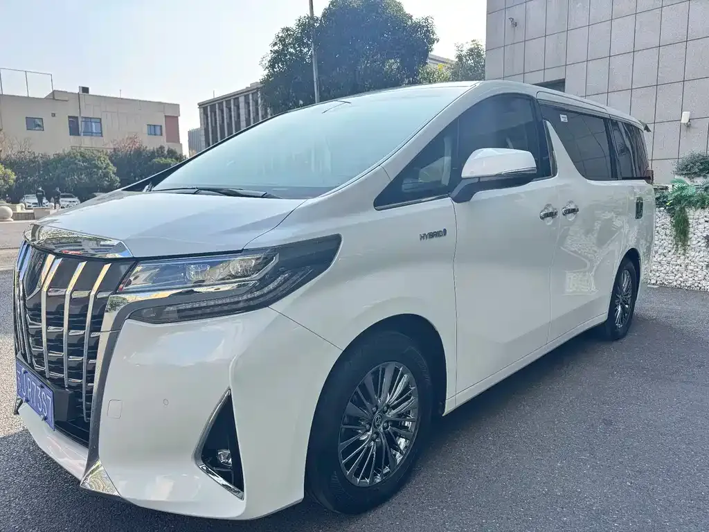 Toyota Alphard — фото 1