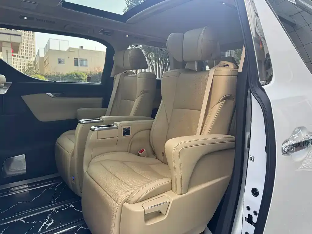 Toyota Alphard — фото 2