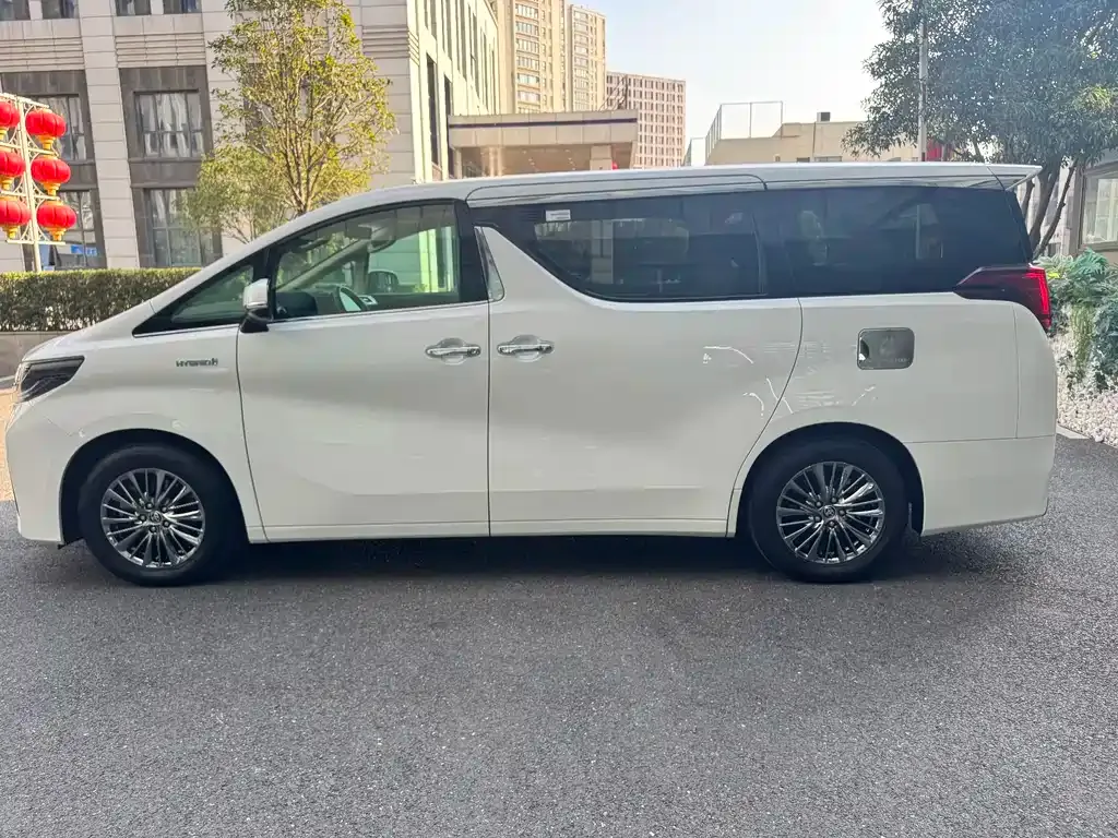 Toyota Alphard — фото 4